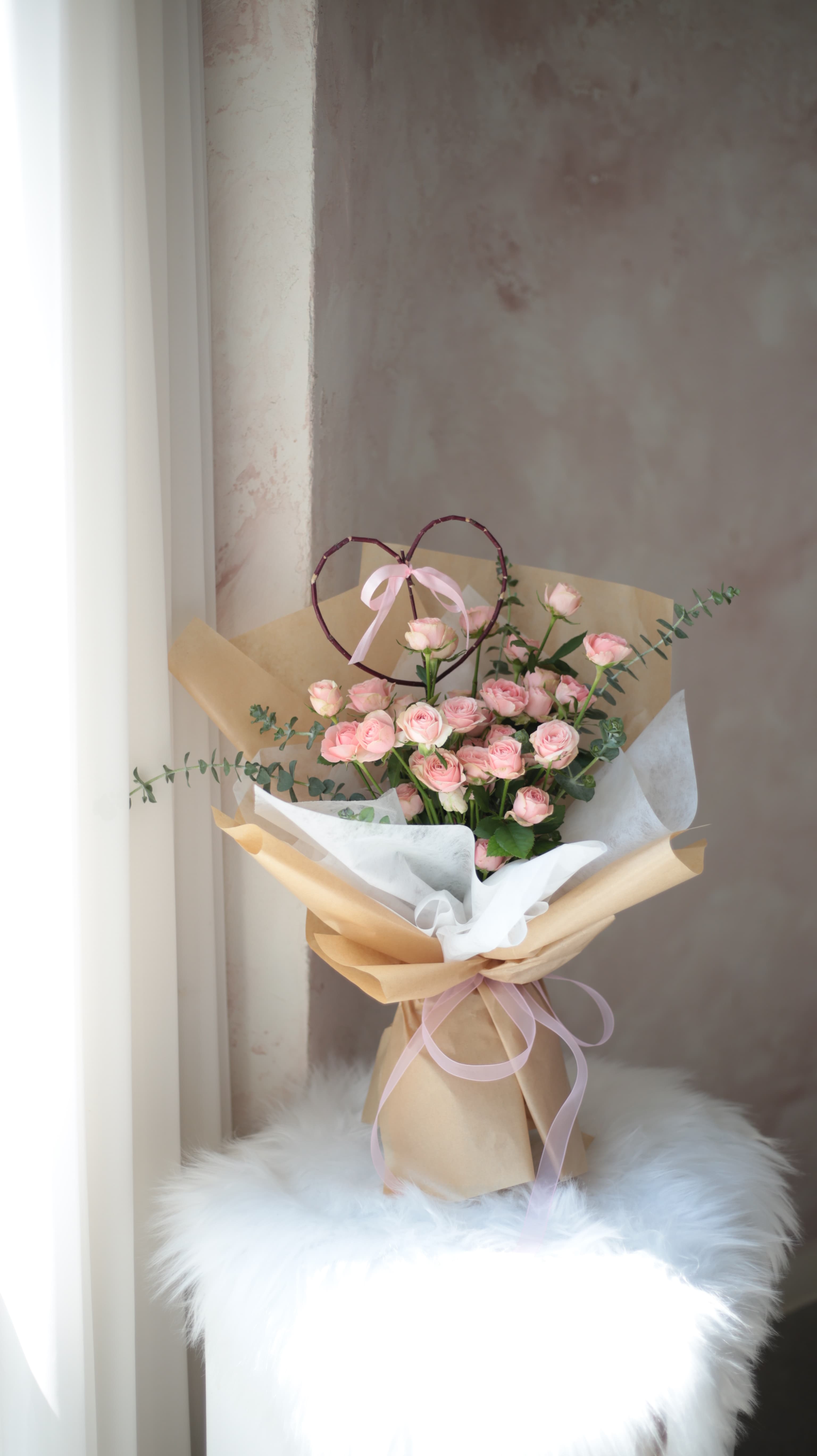 핑크 장미와 유칼립투스의 클래식 조합