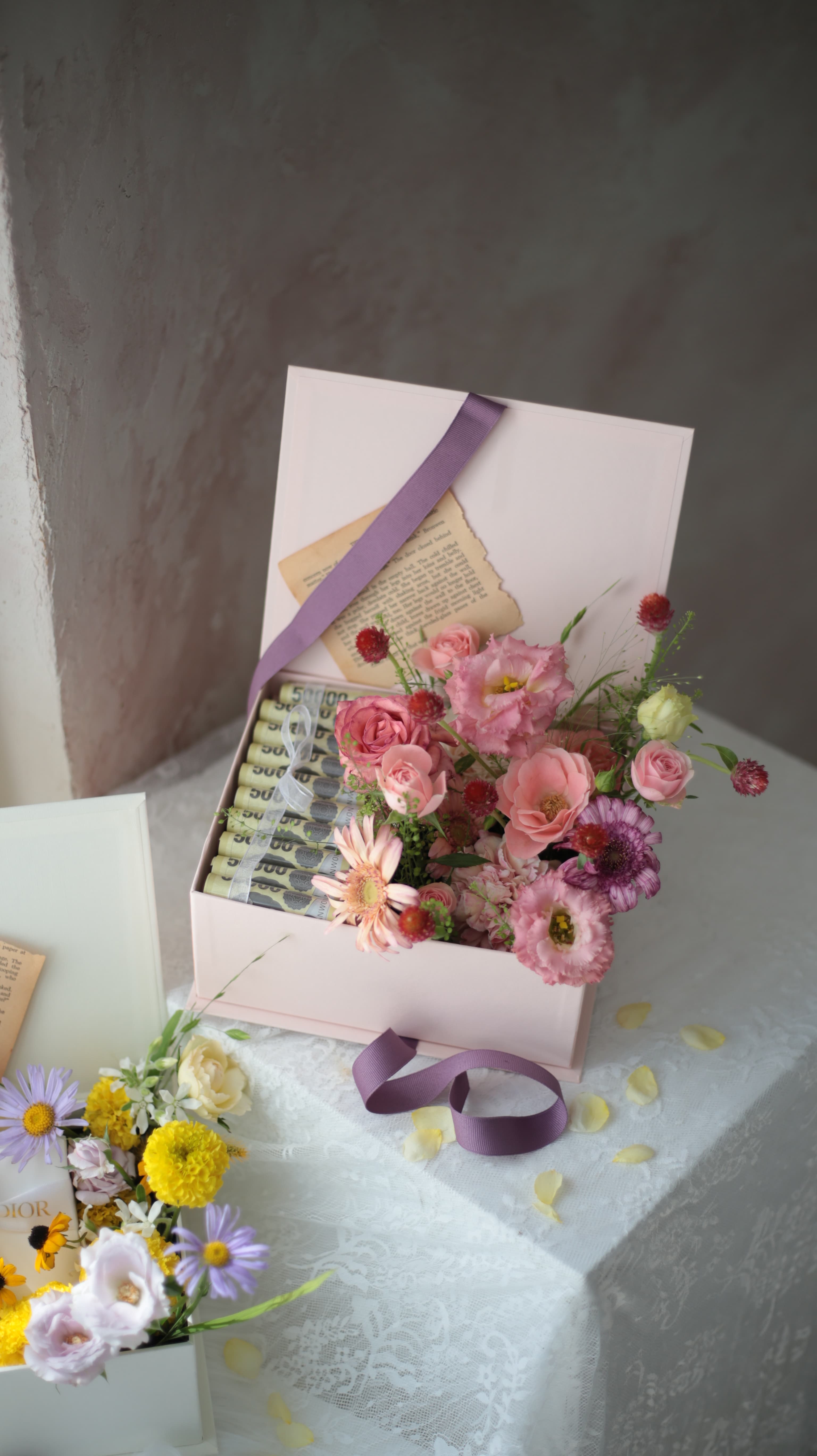핑크 꽃과 지폐를 담은 축하 기프트 박스
