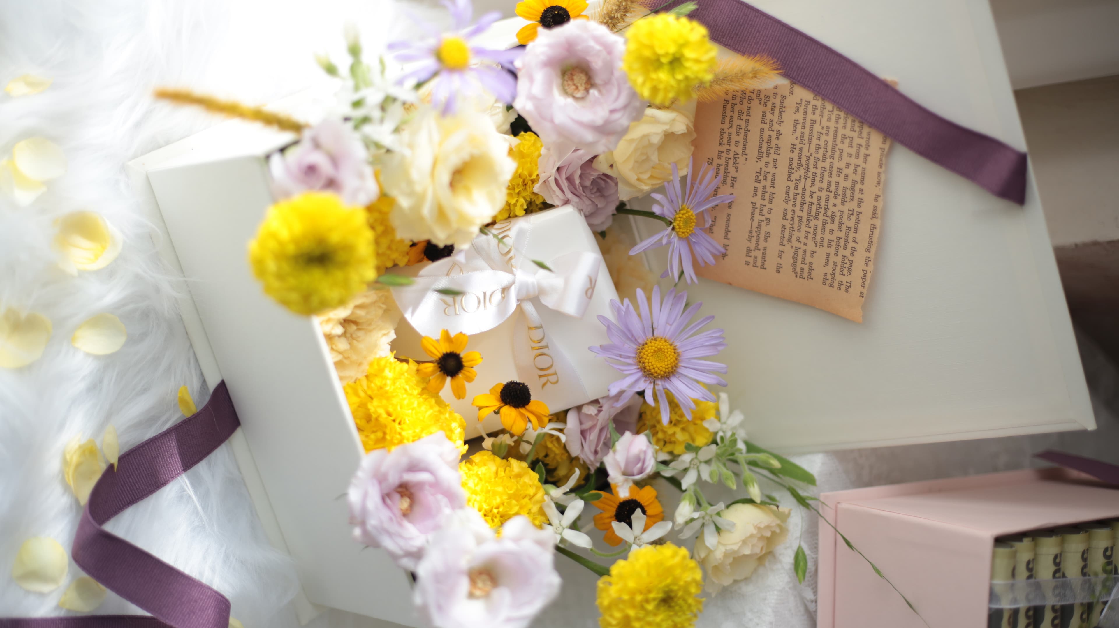 옐로 & 퍼플 시즌 플라워, 디올 리본 포인트