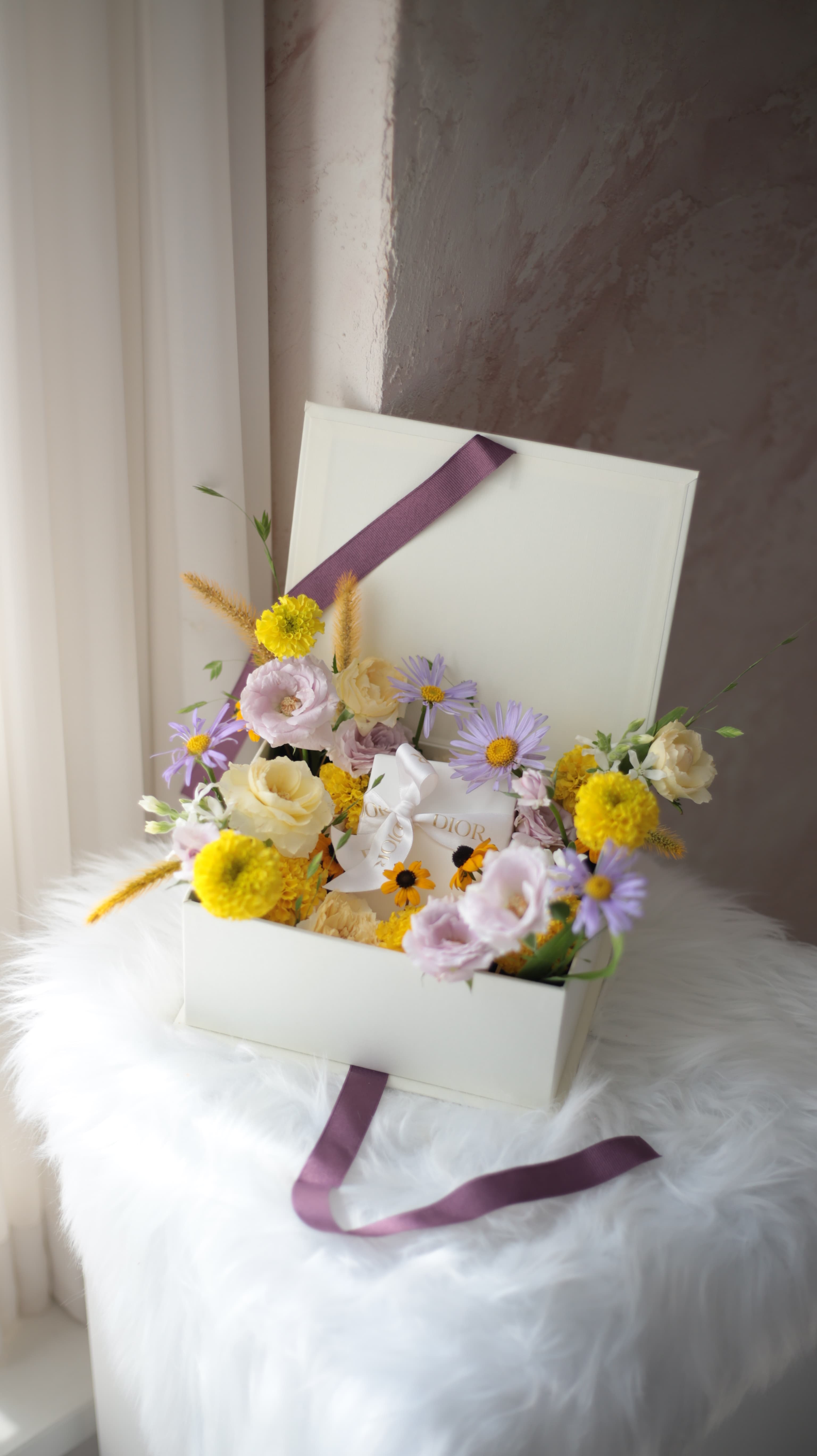 화이트 박스에 담은 옐로 & 퍼플 어레인지먼트