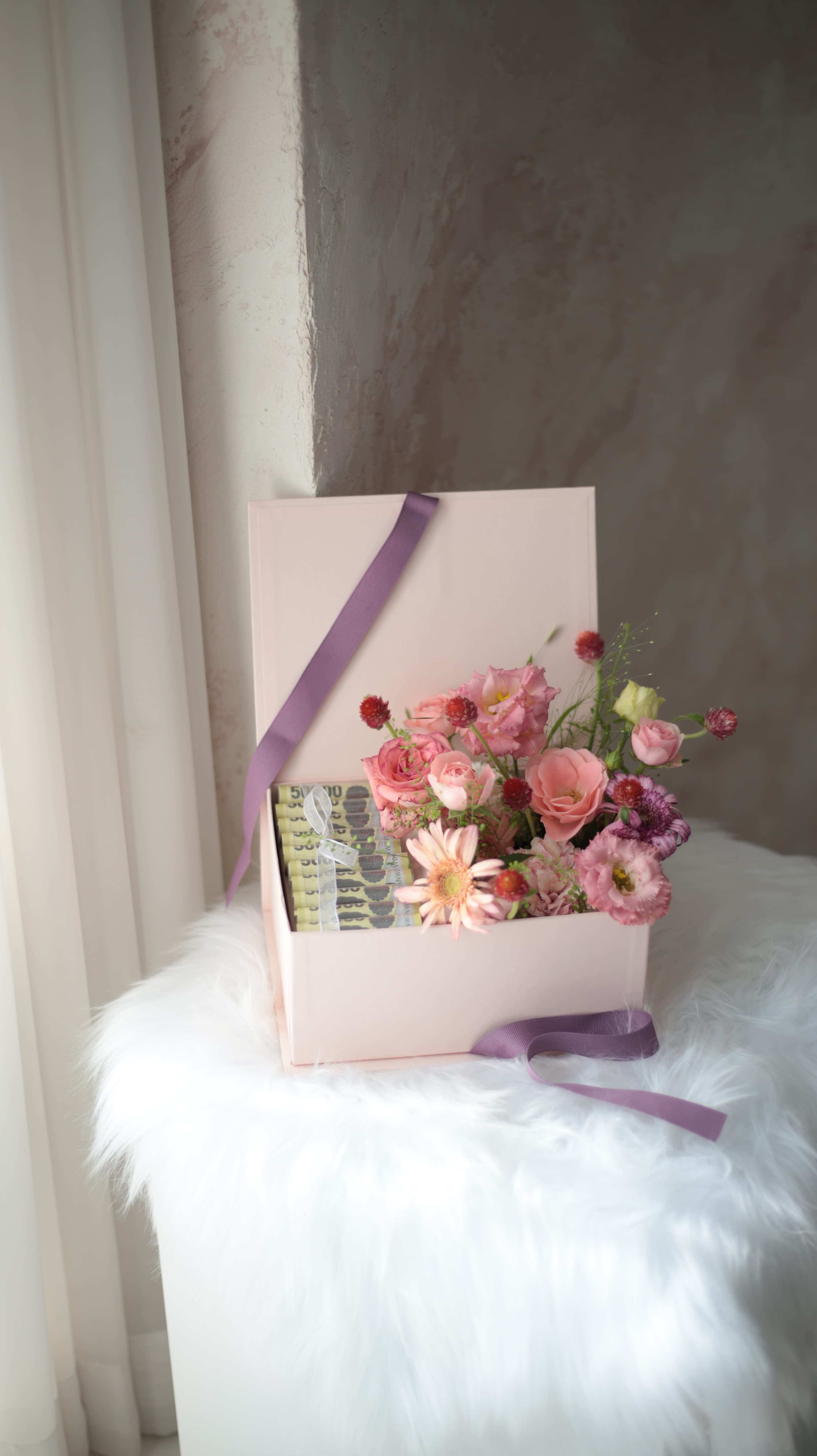 핑크 꽃과 지폐를 담은 기프트 박스