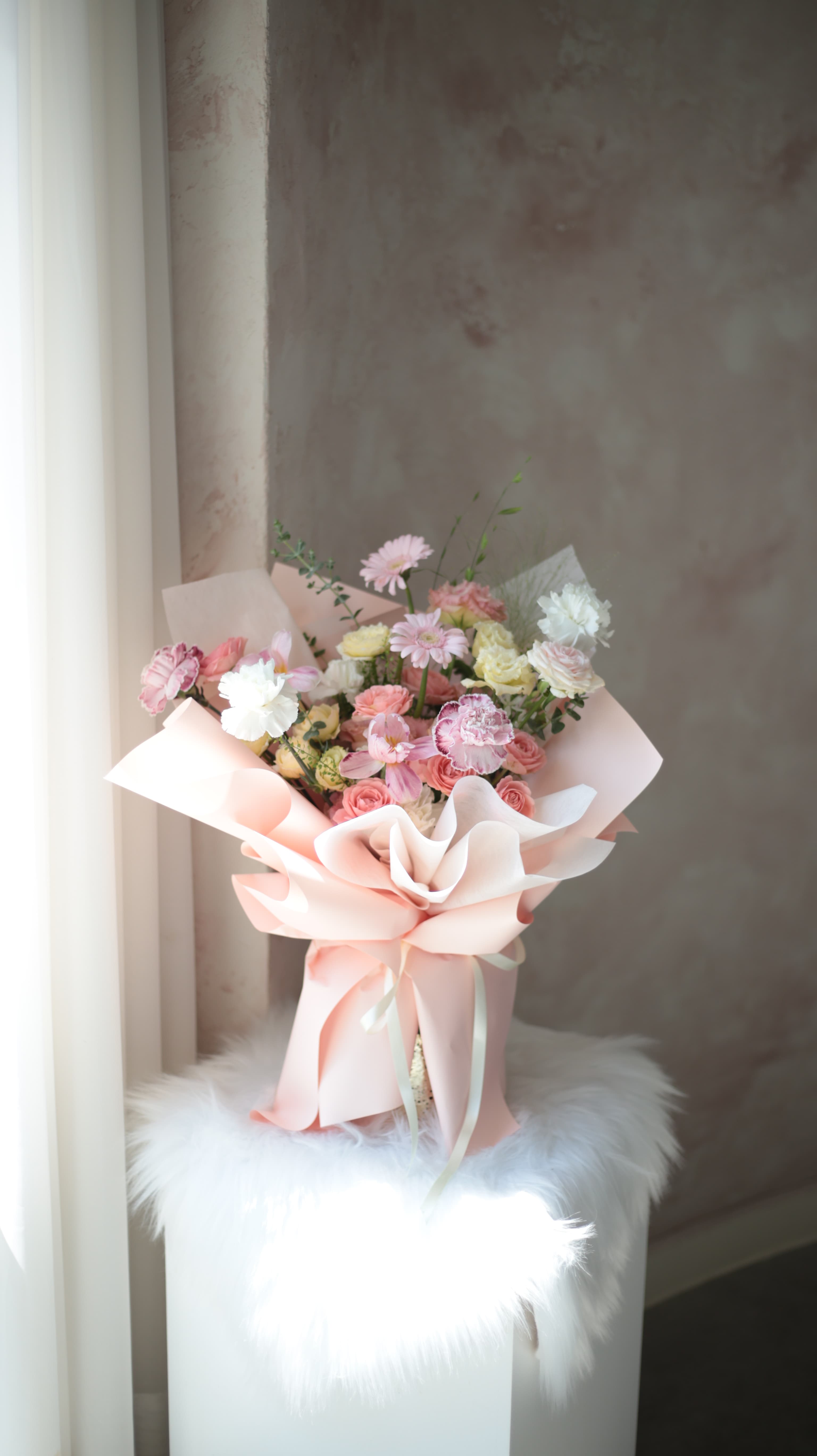 핑크 카네이션과 장미의 사랑스러운 조합